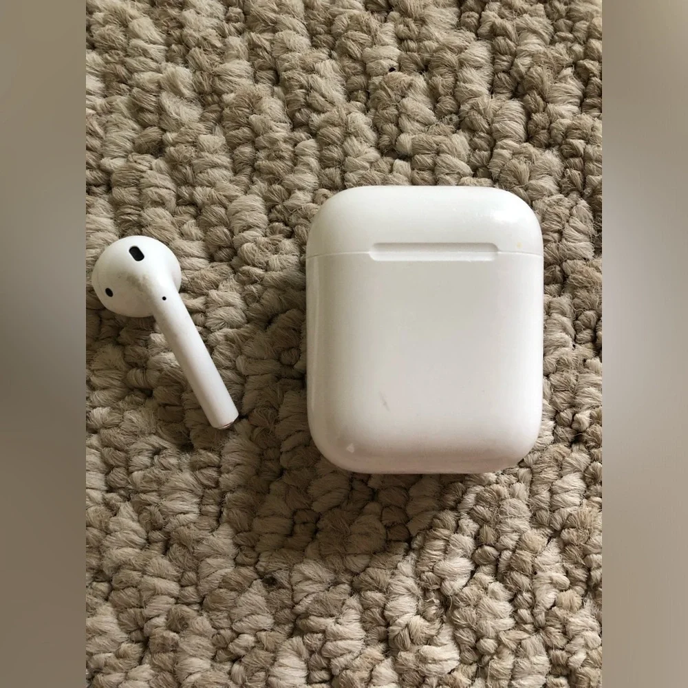 Apple Airpods 2nd Gen Authentic Replacement Charging Case A1602 & left airpod
